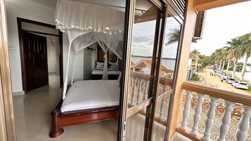 Phòng 3, ban công, quang cảnh hồ