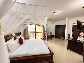 Chambre triple, balcon, vue sur le lac | Bureau, espace de travail pour ordinateurs portables