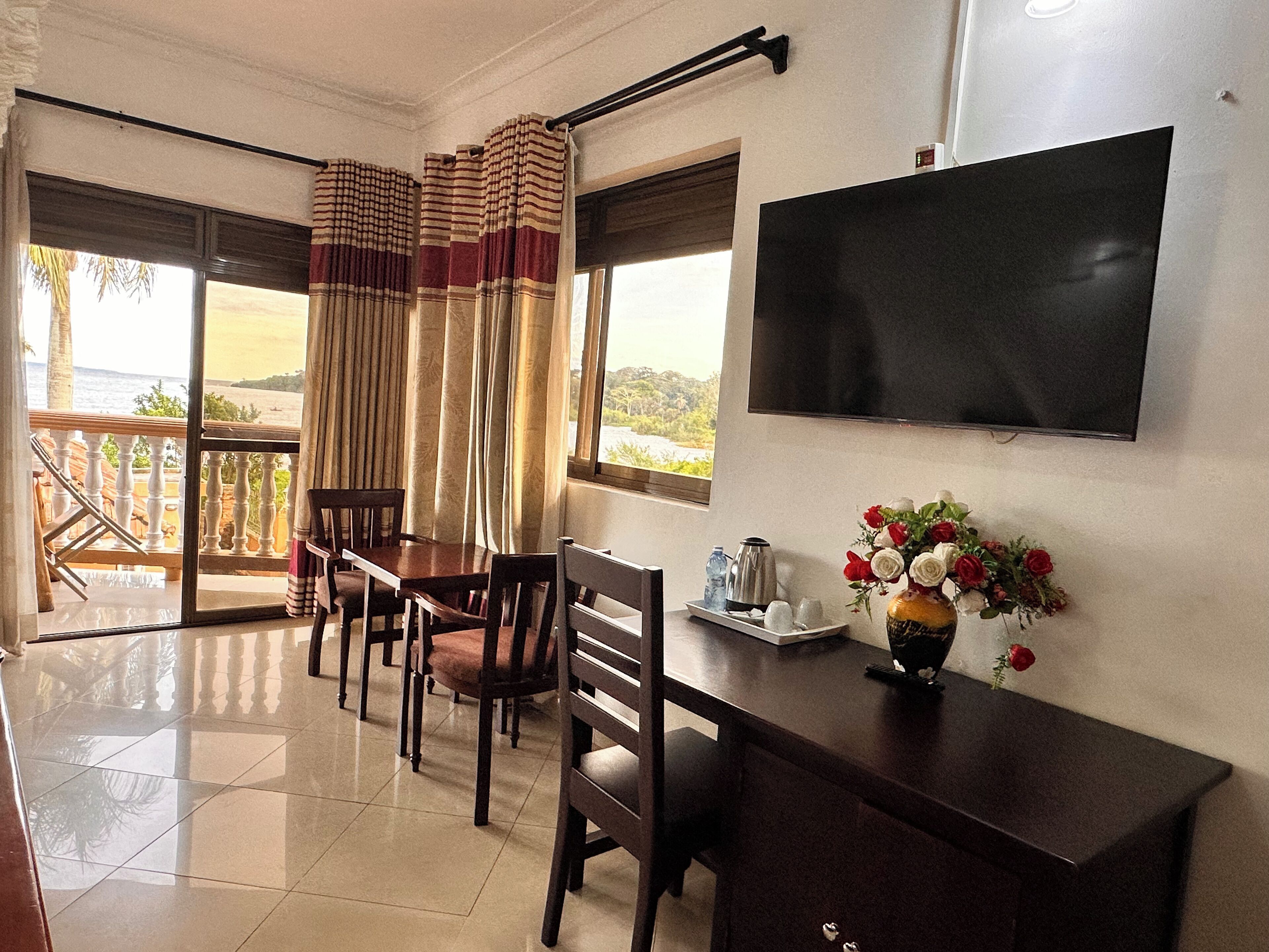 Double Room, Balcony, Lake View | Interior