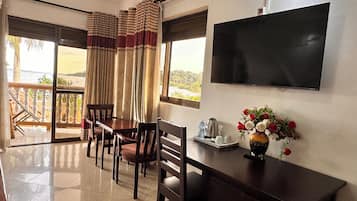 Habitación doble, balcón, vista al lago | Interior