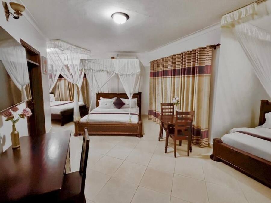Una habitación de hotel con cama, escritorio y silla.
