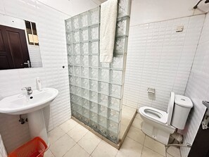单人房, 阳台, 花园景观 | 浴室 | 淋浴设施、免费洗浴用品、毛巾、肥皂