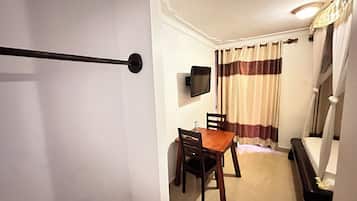 Single Room, Balcony, Garden View | Dining