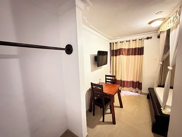 Yhden hengen huone, parveke, näköala puutarhaan | Ruokailu