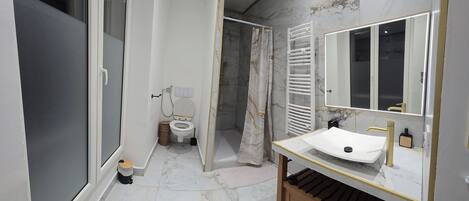 Séchoir à cheveux, serviettes fournies, papier de toilette
