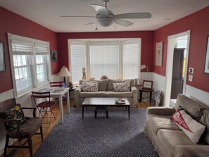 Living area - Fun in the sun! 3/4 bedroom beach house in Hull’s Alphabets neighborhood (Hull)