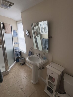 Shower, hair dryer, towels, soap - 4 minute walk to beach in Hull’s desirable Alphabets neighborhood! (Hull)
