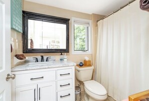 Bathroom - Fun in the sun! 3/4 bedroom beach house in Hull’s Alphabets neighborhood (Hull)