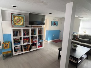 Smart TV - 4 minute walk to beach in Hull’s desirable Alphabets neighborhood! (Hull)