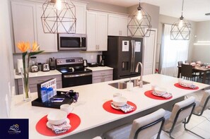 Fridge, microwave, oven, stovetop - Disney Getaway! 5 Bedrooms, Pool and Grill (4812) (Kissimmee)