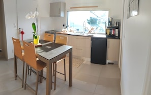 Dining - Charming Gîte “Un Thé Sur La Loire” with Private Terrace, Garden, and Wi-Fi (Ballan-Miré)