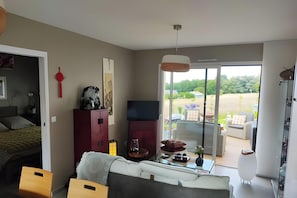 Room - Charming Gîte “Un Thé Sur La Loire” with Private Terrace, Garden, and Wi-Fi (Ballan-Miré)