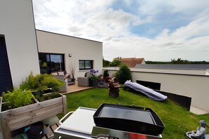 Outdoor dining - Charming Gîte “Un Thé Sur La Loire” with Private Terrace, Garden, and Wi-Fi (Ballan-Miré)