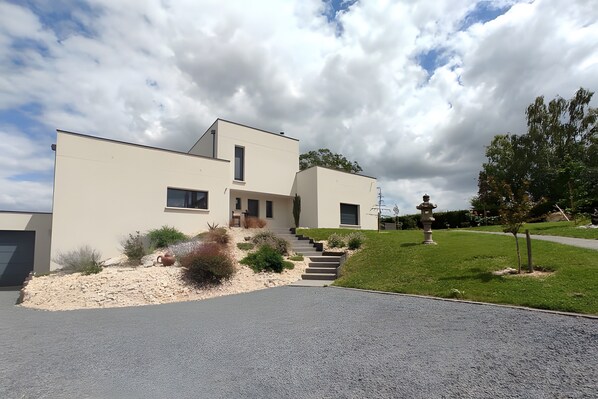 Exterior - Charming Gîte “Un Thé Sur La Loire” with Private Terrace, Garden, and Wi-Fi (Ballan-Miré)