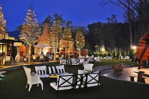 Outdoor dining - Spacious Room with Free Continental Breakfast for Group Getaways in Tyler (Tyler)