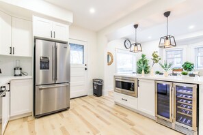 Microwave, oven, stovetop, dishwasher - Luxury 5BR Family Oasis W/ GameRoom/King Bed/Hot Tub/Pool (Niagara Falls)