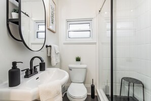 Shower, hair dryer, towels, soap - Luxury 5BR Family Oasis W/ GameRoom/King Bed/Hot Tub/Pool (Niagara Falls)