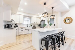 Microwave, oven, stovetop, dishwasher - Luxury 5BR Family Oasis W/ GameRoom/King Bed/Hot Tub/Pool (Niagara Falls)