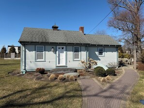 Exterior - Waterfront Farm Cottage close to Newport, Boston, (Tiverton)