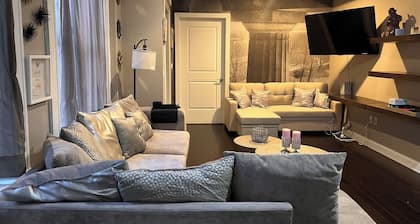 Cozy Downtown Buffalo 2BR/2BA near clubs, arena, dining, and nightlife.