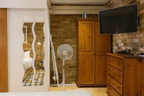 Internet, bed sheets - Stylish Studio Flat in Fullwood’s Mews, London (London)