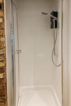 Shower, hair dryer, towels - Stylish Studio Flat in Fullwood’s Mews, London (London)