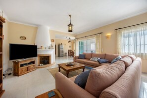 Living area - Villa 'Monte Lemos  35' with Sea View, Wi-Fi and Air Conditioning (Luz)