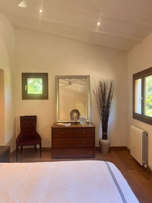 4 habitaciones, tabla de planchar con plancha, internet y ropa de cama