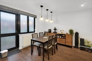 Dining - Stylish 4 Bedroom 2 Bath House with Canal Views (London)