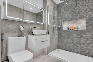 Shower, hair dryer - Stylish 4 Bedroom 2 Bath House with Canal Views (London)