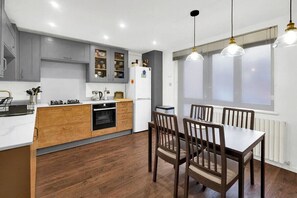 Fridge, microwave, oven, coffee/tea maker - Stylish 4 Bedroom 2 Bath House with Canal Views (London)