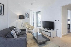 TV - Stylish 1BR Canary Wharf Flat w/ Bath & Wi-Fi (London)