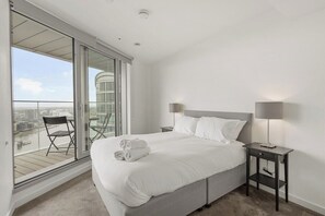 Desk, iron/ironing board, Internet - Stylish 1BR Canary Wharf Flat w/ Bath & Wi-Fi (London)