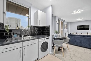 Fridge, microwave, oven, stovetop - 2-bedroom apartment near Canary Wharf (London)