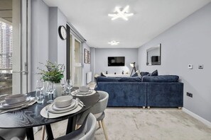 Dining - 2-bedroom apartment near Canary Wharf (London)