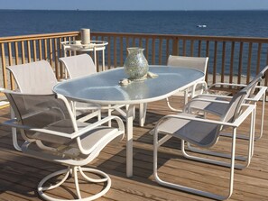 Outdoor dining - 3-bedroom house in tranquil Fairfield with cool AC breeze (Fairfield)