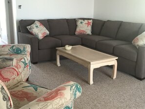 Living area - 3-bedroom house in tranquil Fairfield with cool AC breeze (Fairfield)