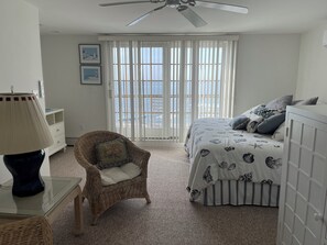 Room - 3-bedroom house in tranquil Fairfield with cool AC breeze (Fairfield)