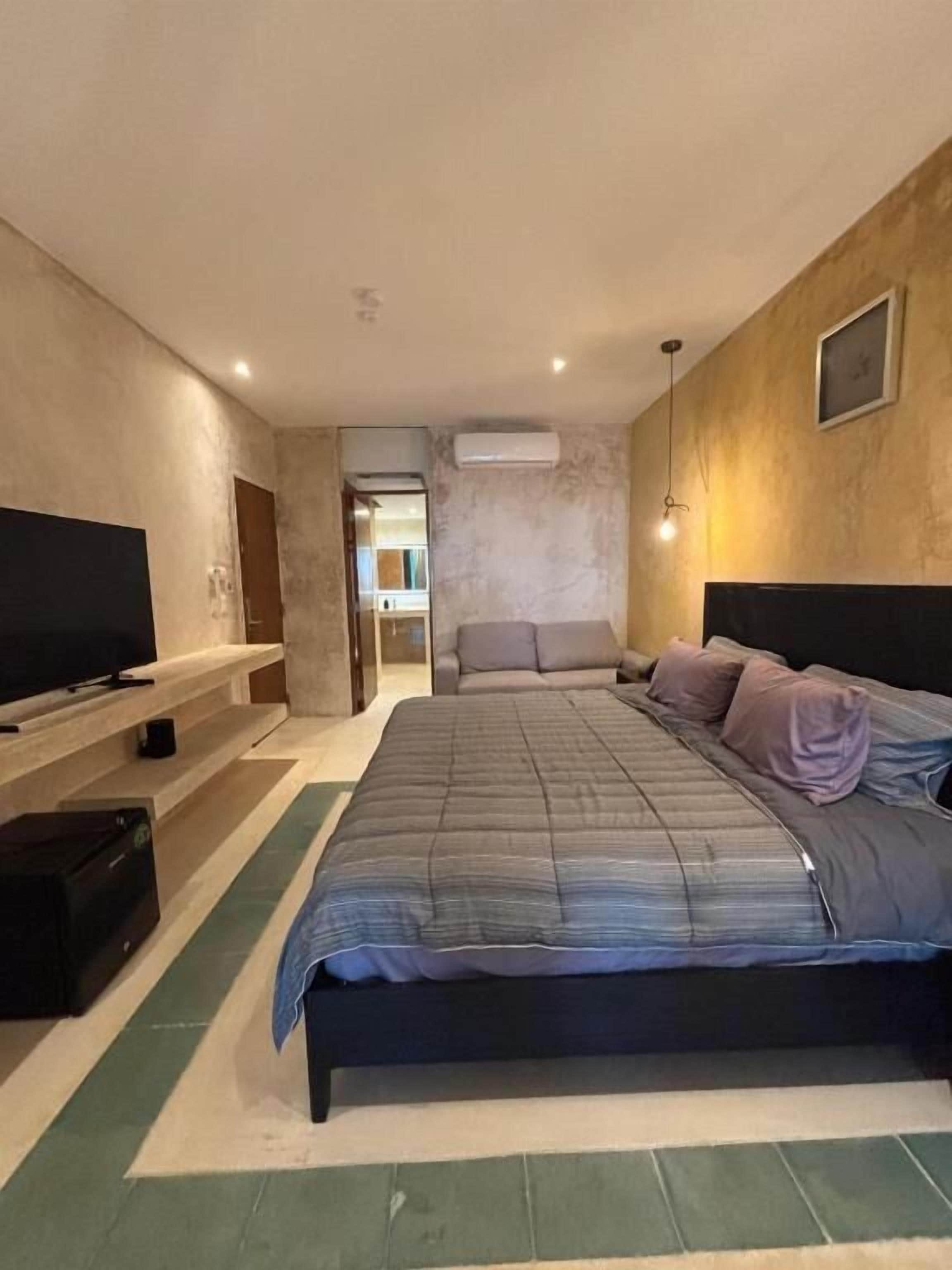 Room, 1 King Bed with Sofa bed, Sea View | Interior