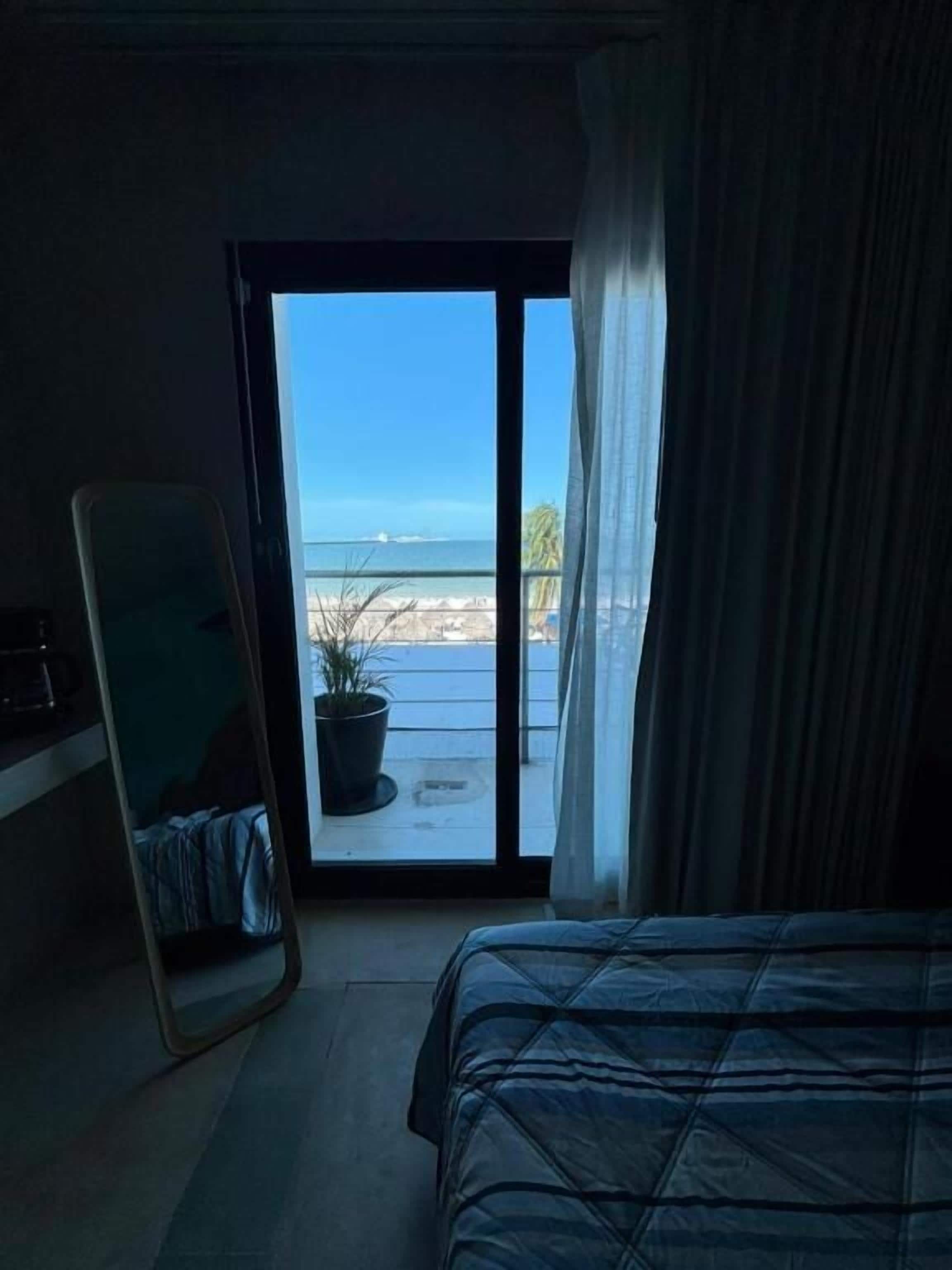 Chambre, 1 très grand lit, vue mer, vue mer | Coffres-forts dans les chambres, rideaux occultants, Wi-Fi gratuit