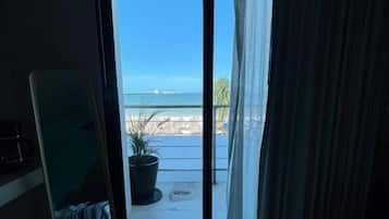 Chambre, 1 trĂšs grand lit, vue mer, vue mer | Coffres-forts dans les chambres, rideaux occultants, Wi-Fi gratuit