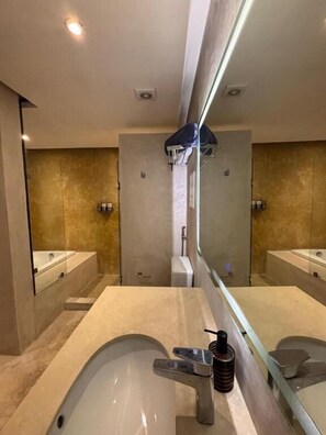 Quarto triplo luxo | Banheiro