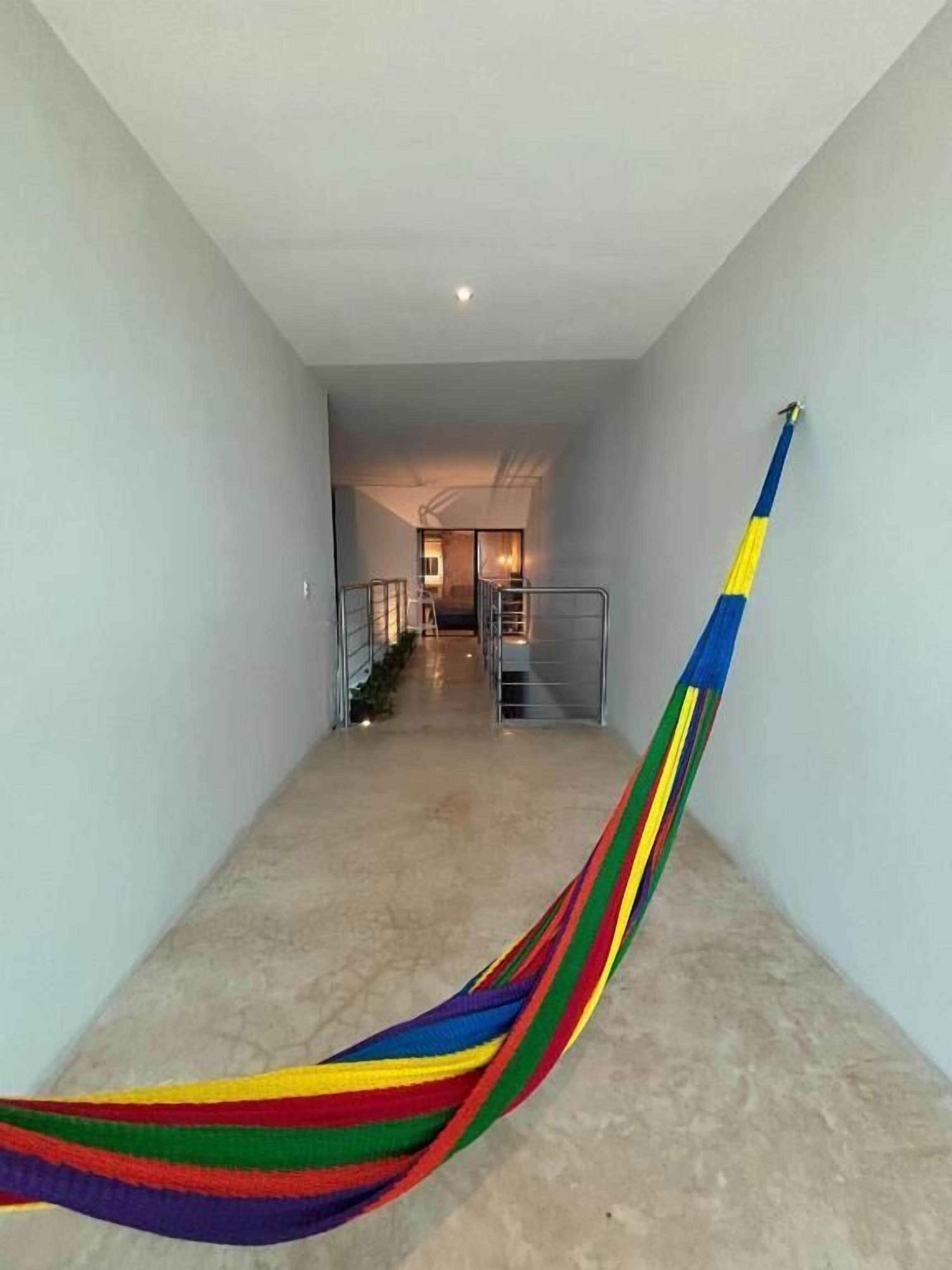 Um corredor com uma rede listrada e colorida.