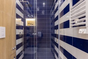 Shower, hair dryer, towels - Dolce Vita Apartments - Capri with Private Terrace, Wi-Fi and Air Conditioning (Sorrento)