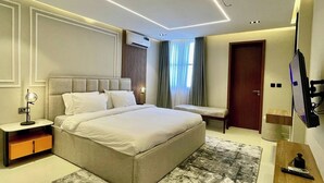 豪華公寓, 陽台,  城市景觀 | 客房內保險箱、書桌、筆電工作空間、遮光布/窗簾