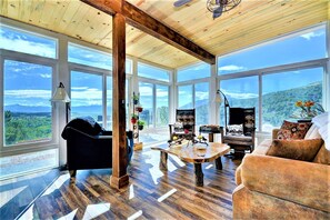 Smart TV, chimenea y libros 
