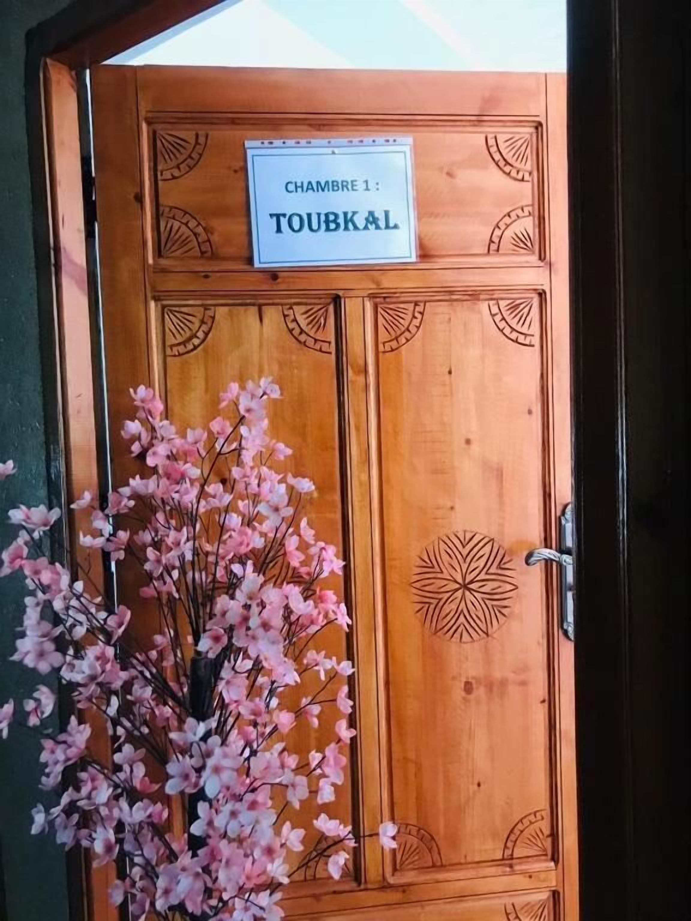 Quarto casal ou duplo, sacada, vista para a montanha | Detalhe da fachada