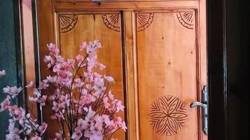 Quarto casal ou duplo, sacada, vista para a montanha | Detalhe da fachada