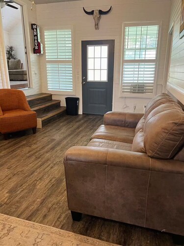 Family Friendly home down from the lake, just minutes to a dock and downtown!