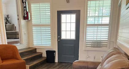 Family Friendly home down from the lake, just minutes to a dock and downtown!